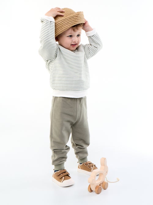 3-teiliges Set: Sweatshirt, Jogginghose und T-Shirt - Kiabi 3-teiliges Set: Sweatshirt, Jogginghose und T-Shirt - Kiabi