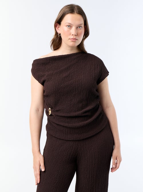 Asymmetrisches Crinkle-Strick-Top mit goldfarbenem Schmuckelement - Kiabi Asymmetrisches Crinkle-Strick-Top mit goldfarbenem Schmuckelement - Kiabi