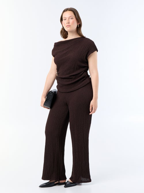 Asymmetrisches Crinkle-Strick-Top mit goldfarbenem Schmuckelement - Kiabi Asymmetrisches Crinkle-Strick-Top mit goldfarbenem Schmuckelement - Kiabi
