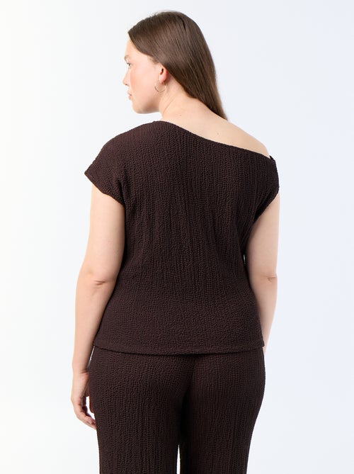 Asymmetrisches Crinkle-Strick-Top mit goldfarbenem Schmuckelement - Kiabi Asymmetrisches Crinkle-Strick-Top mit goldfarbenem Schmuckelement - Kiabi
