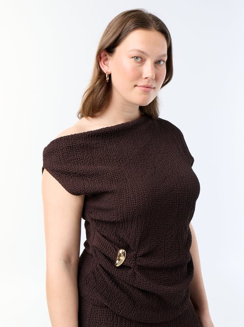 Asymmetrisches Crinkle-Strick-Top mit goldfarbenem Schmuckelement - Kiabi Asymmetrisches Crinkle-Strick-Top mit goldfarbenem Schmuckelement - Kiabi