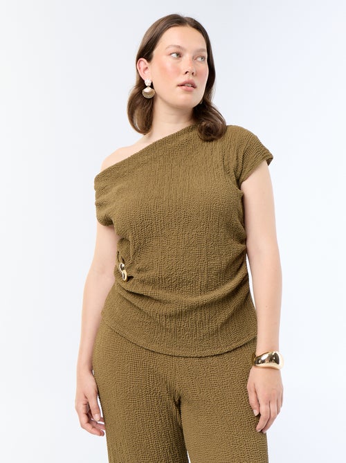 Asymmetrisches Crinkle-Strick-Top mit goldfarbenem Schmuckelement - Kiabi Asymmetrisches Crinkle-Strick-Top mit goldfarbenem Schmuckelement - Kiabi