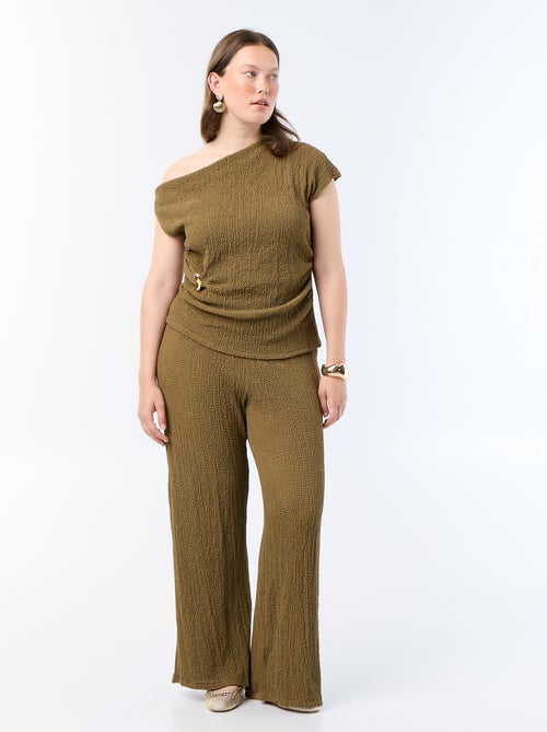 Asymmetrisches Crinkle-Strick-Top mit goldfarbenem Schmuckelement - Kiabi Asymmetrisches Crinkle-Strick-Top mit goldfarbenem Schmuckelement - Kiabi