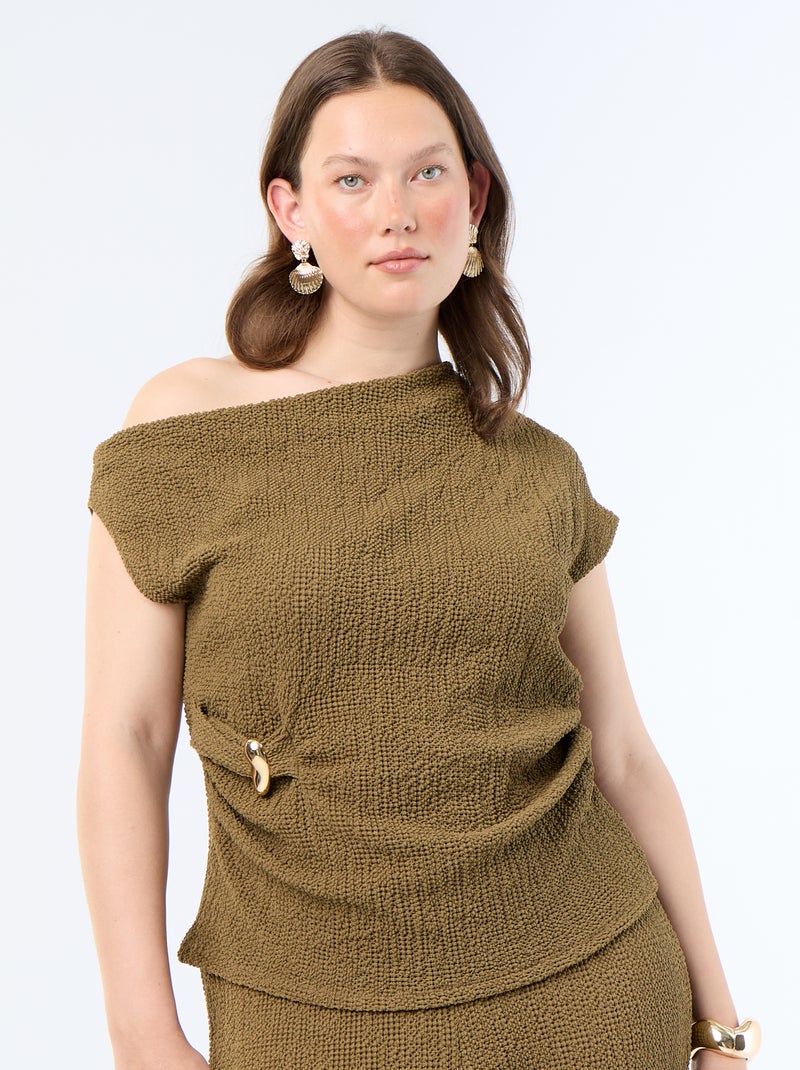 Asymmetrisches Crinkle-Strick-Top mit goldfarbenem Schmuckelement Khaki - Kiabi