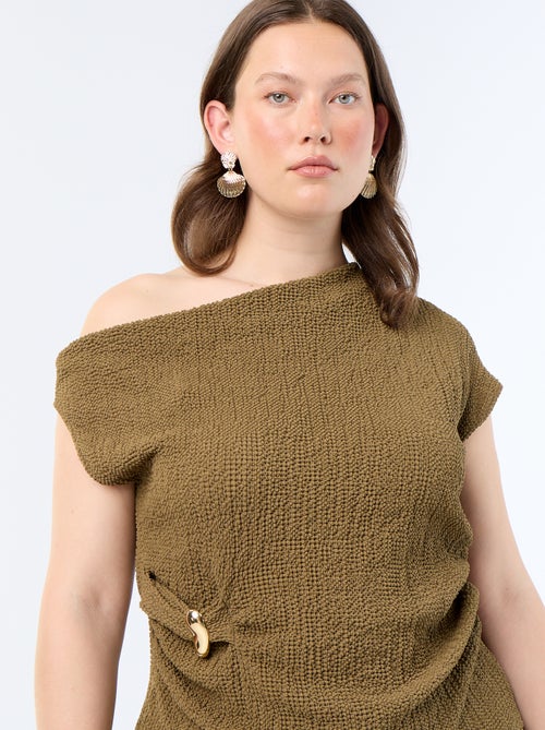 Asymmetrisches Crinkle-Strick-Top mit goldfarbenem Schmuckelement - Kiabi Asymmetrisches Crinkle-Strick-Top mit goldfarbenem Schmuckelement - Kiabi