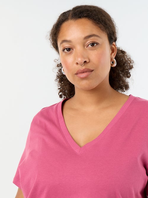 Basic T-Shirt mit kurzen Ärmeln und V-Ausschnitt - Kiabi Basic T-Shirt mit kurzen Ärmeln und V-Ausschnitt - Kiabi