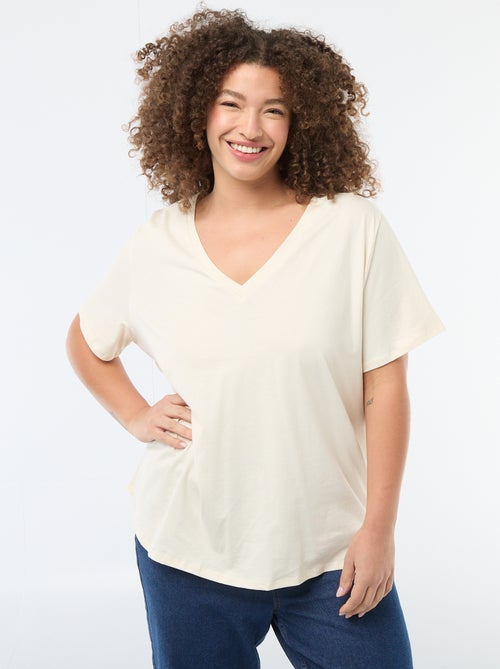 Basic T-Shirt mit kurzen Ärmeln und V-Ausschnitt - Kiabi Basic T-Shirt mit kurzen Ärmeln und V-Ausschnitt - Kiabi