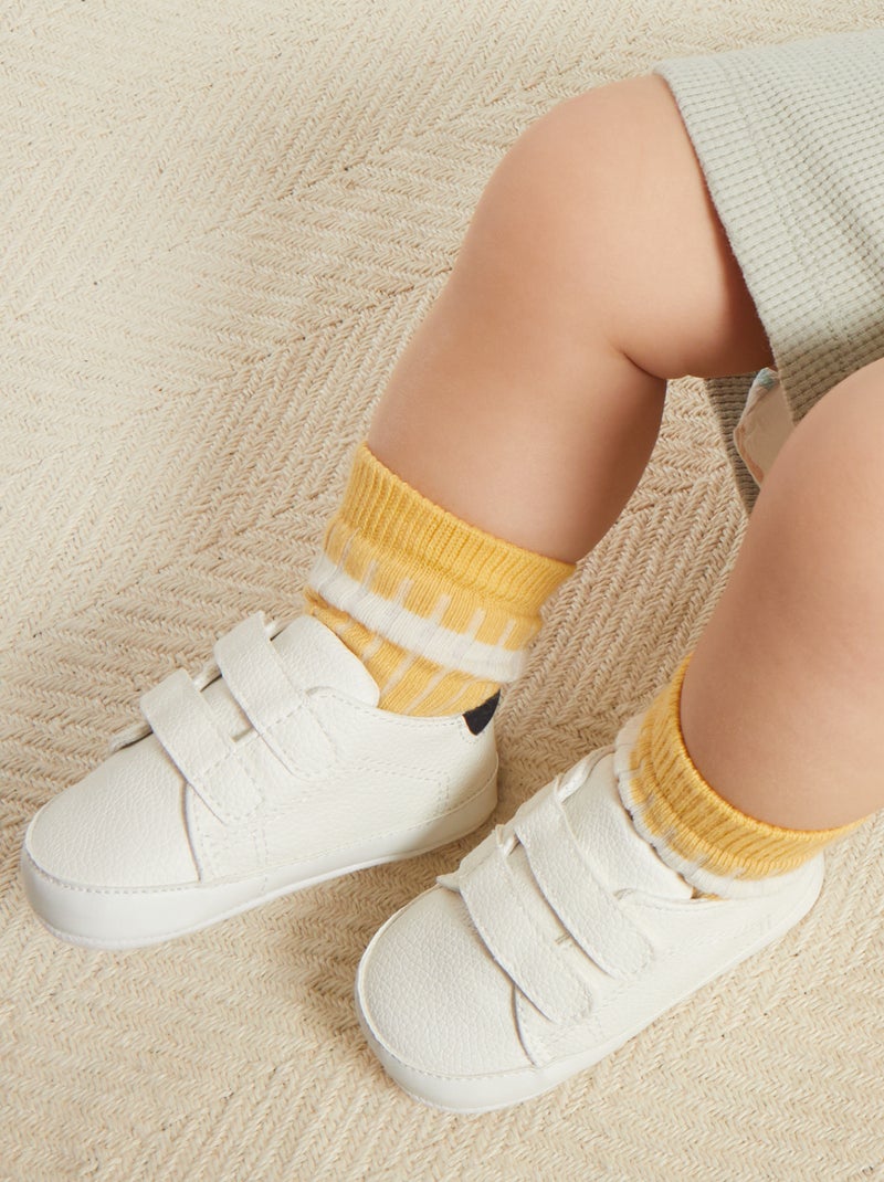 Baskets bicolores à scratchs Blanc - Kiabi