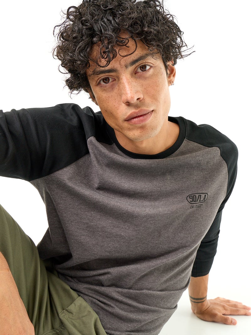 Bedrucktes T-Shirt mit Raglan-Langarm Gris - Kiabi