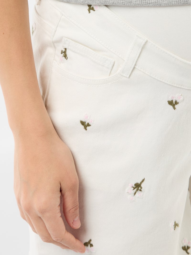 Bermuda en jean taille haute de maternité avec broderies Blanc - Kiabi