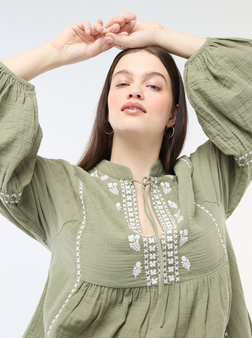 Blouse en gaze de coton avec broderies fantaisies et cordons au col - Kiabi