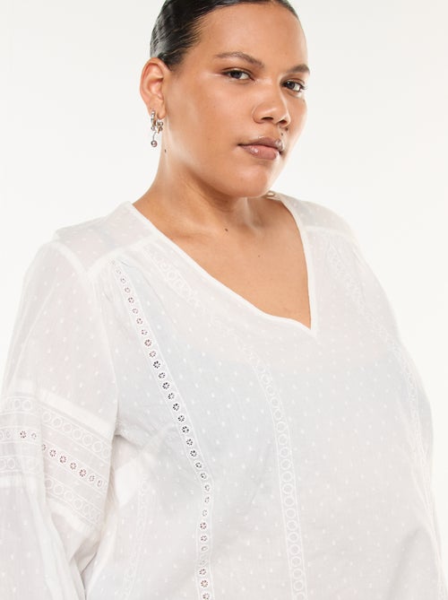 Blouse fluide uni en plumetis et ses broderies ajourées - Kiabi