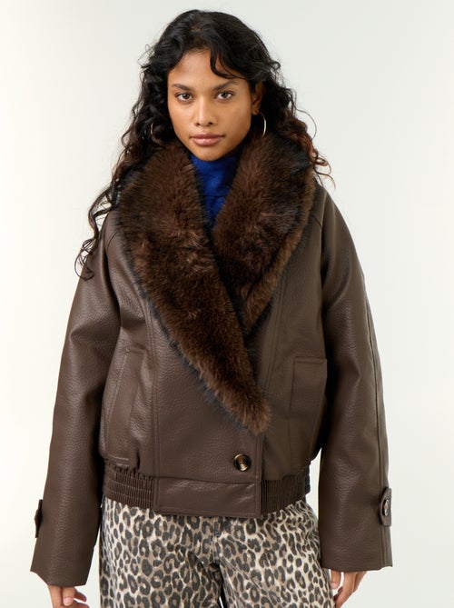 Blouson court en faux cuir avec col en fausse fourrure amovible - Kiabi