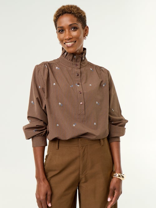 Bluse mit ausgefallenem Kragen und Allover-Stickereien - Kiabi Bluse mit ausgefallenem Kragen und Allover-Stickereien - Kiabi