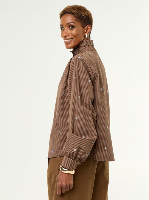 Bluse mit ausgefallenem Kragen und Allover-Stickereien - Kiabi Bluse mit ausgefallenem Kragen und Allover-Stickereien - Kiabi