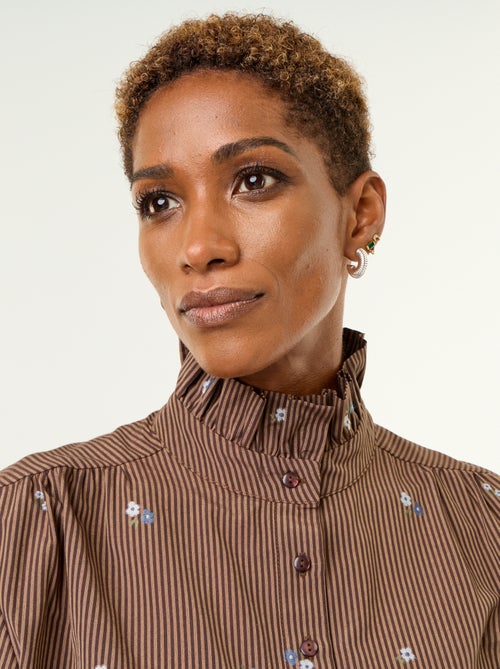 Bluse mit ausgefallenem Kragen und Allover-Stickereien - Kiabi Bluse mit ausgefallenem Kragen und Allover-Stickereien - Kiabi