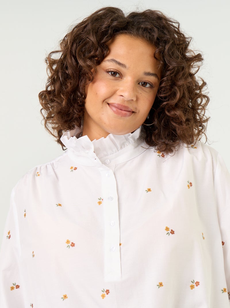 Bluse mit Blumenstickereien und Stehkragen Weiß - Kiabi
