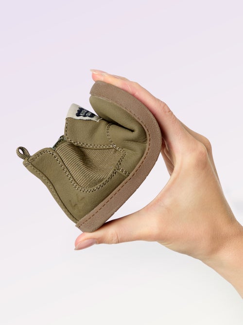 Boots en simili avec soufflet élastiqué - Motricité 3 '1ers pas' - Kitchoun - Kiabi Boots en simili avec soufflet élastiqué - Motricité 3 '1ers pas' - Kitchoun - Kiabi