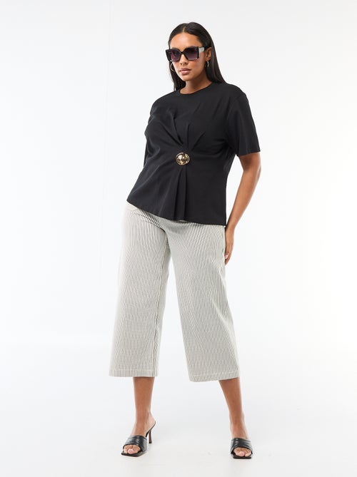 Drapiertes Rundhals-T-Shirt mit Schmuckdetail - Kiabi
