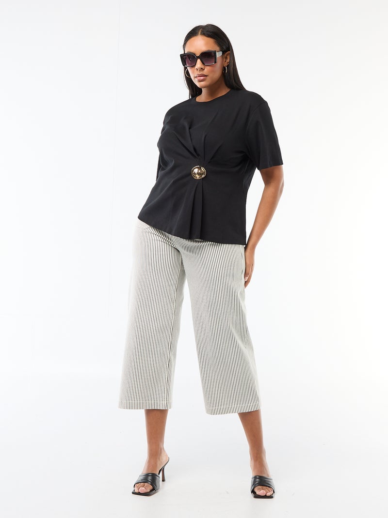 Drapiertes Rundhals-T-Shirt mit Schmuckdetail Schwarz - Kiabi