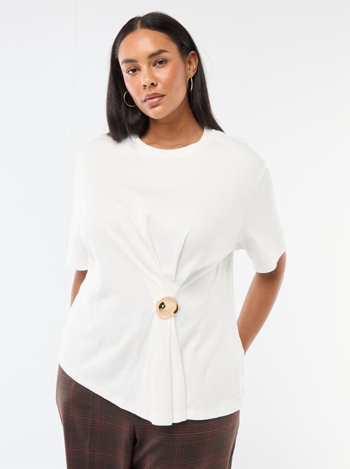 Drapiertes Rundhals-T-Shirt mit Schmuckdetail - Kiabi