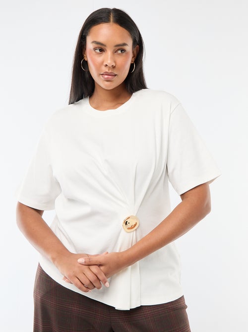 Drapiertes Rundhals-T-Shirt mit Schmuckdetail - Kiabi