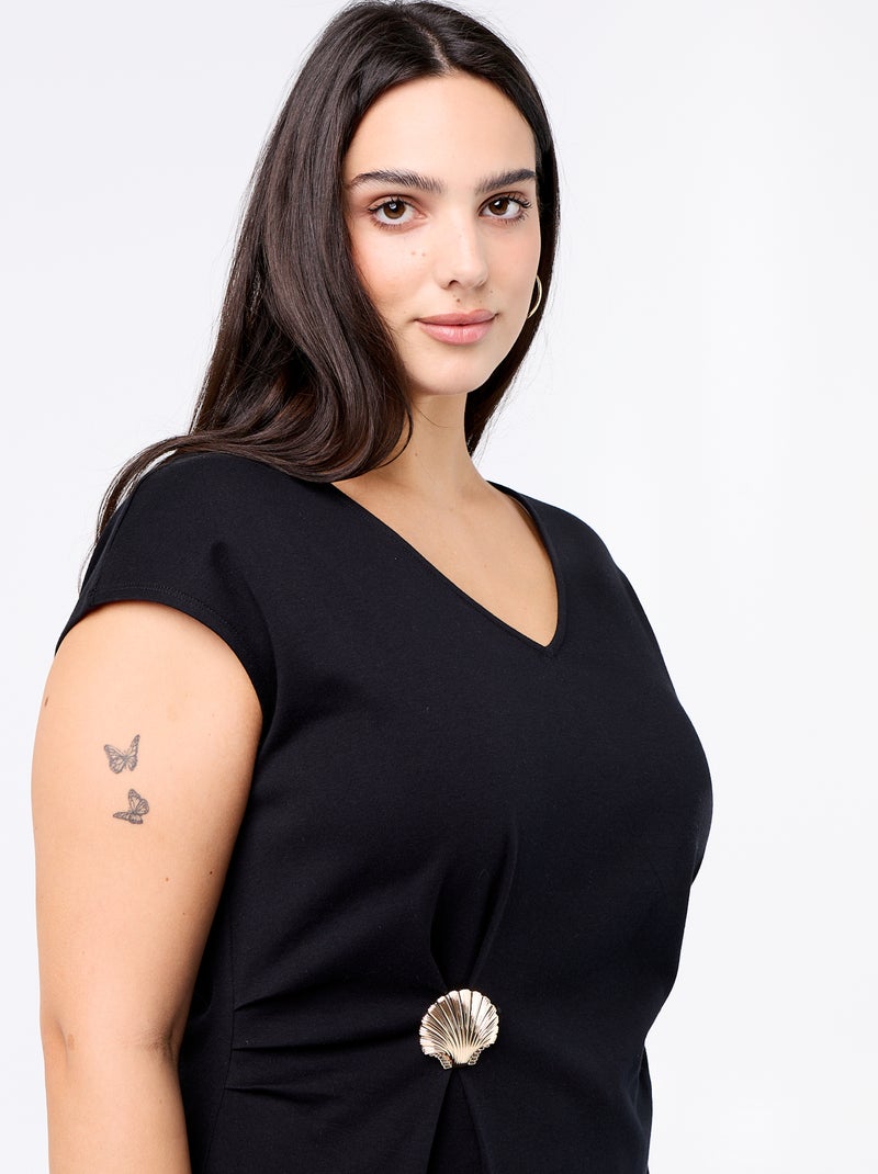 Drapiertes T-Shirt mit goldener Brosche Schwarz - Kiabi