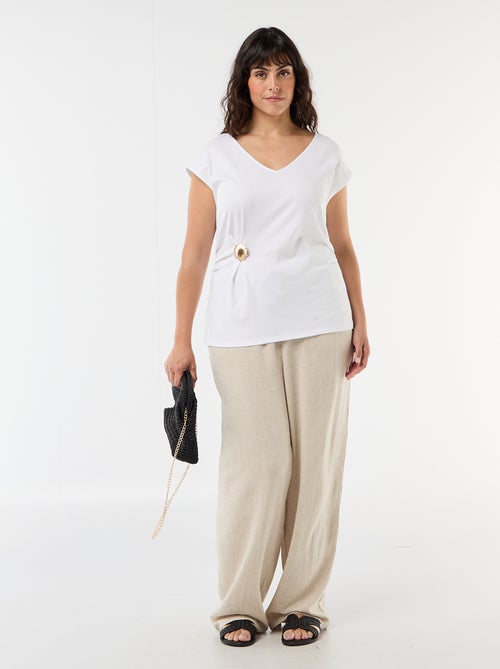 Drapiertes T-Shirt mit goldener Brosche - Kiabi