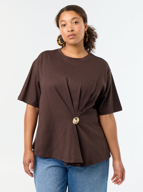 Drapiertes T-Shirt mit goldfarbenem Broschen-Detail - Kiabi