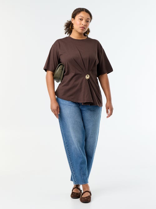 Drapiertes T-Shirt mit goldfarbenem Broschen-Detail - Kiabi