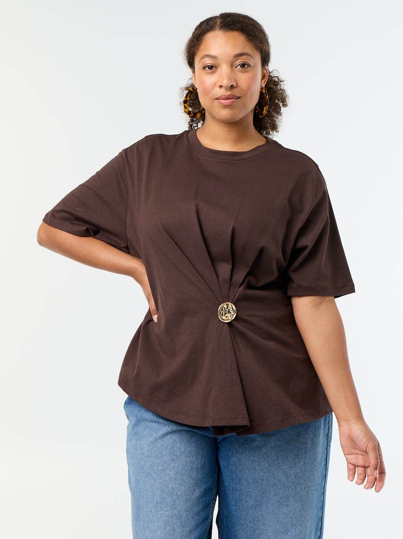 Drapiertes T-Shirt mit goldfarbenem Broschen-Detail Braun - Kiabi