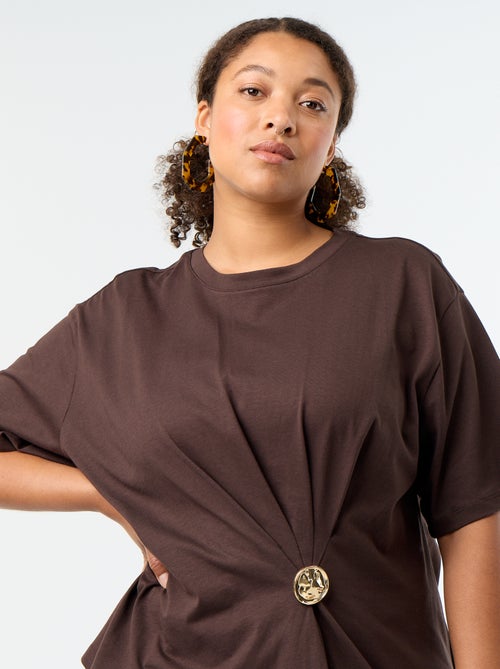 Drapiertes T-Shirt mit goldfarbenem Broschen-Detail - Kiabi
