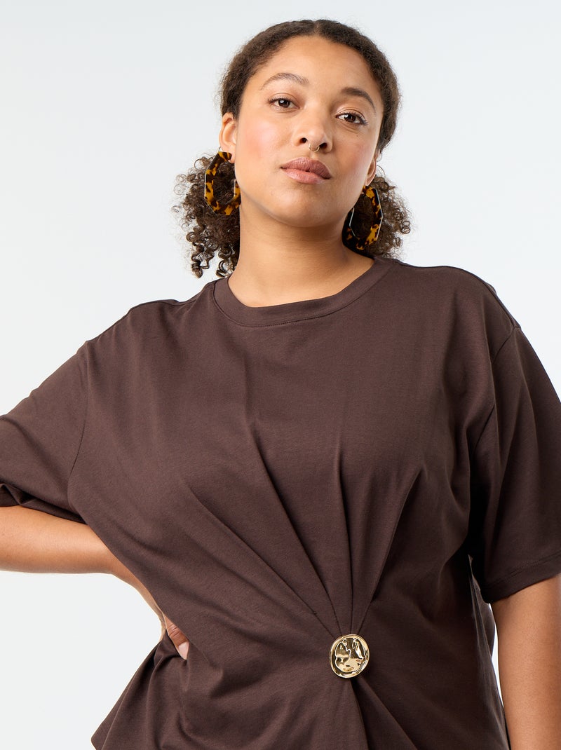 Drapiertes T-Shirt mit goldfarbenem Broschen-Detail Braun - Kiabi
