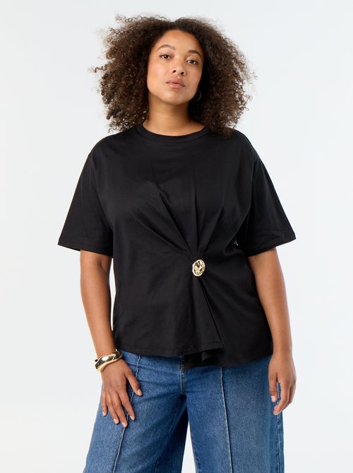 Drapiertes T-Shirt mit goldfarbenem Broschen-Detail - Kiabi