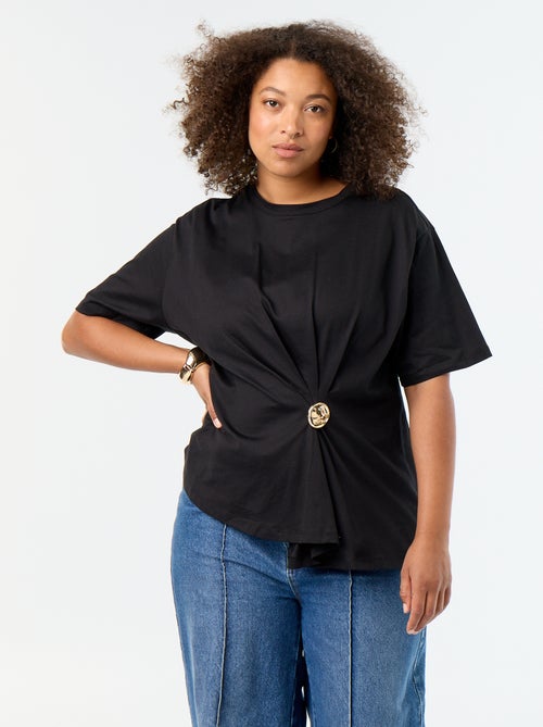 Drapiertes T-Shirt mit goldfarbenem Broschen-Detail - Kiabi
