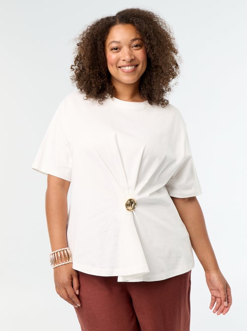 Drapiertes T-Shirt mit goldfarbenem Broschen-Detail - Kiabi