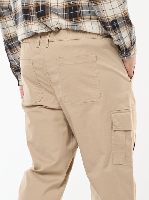 Einfarbige Hose mit vielen Taschen und Gürtelschlaufen - Kiabi