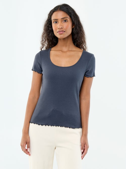 Einfarbiges Kurzarm-T-Shirt aus Rippstrick - Kiabi Einfarbiges Kurzarm-T-Shirt aus Rippstrick - Kiabi