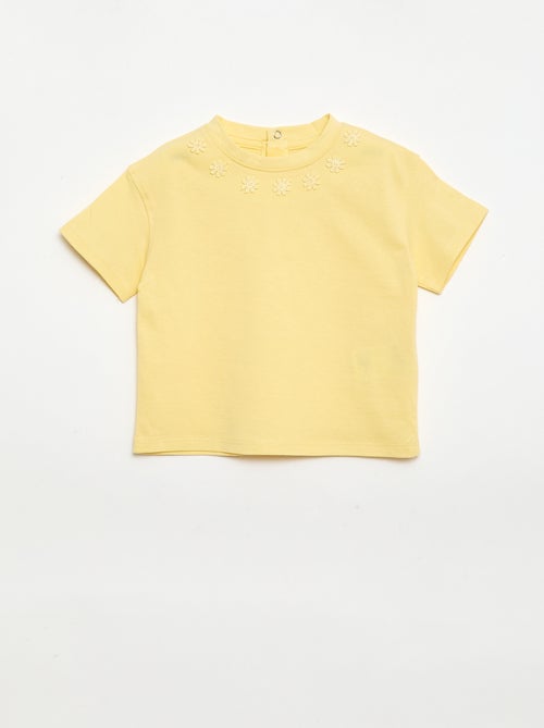 Einfarbiges T-Shirt mit Fantasieblumen am Kragen - Kiabi