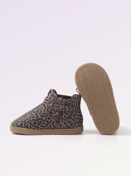 Faux leather boots with elasticated gusset - Kiabi Faux leather boots with elasticated gusset - Kiabi