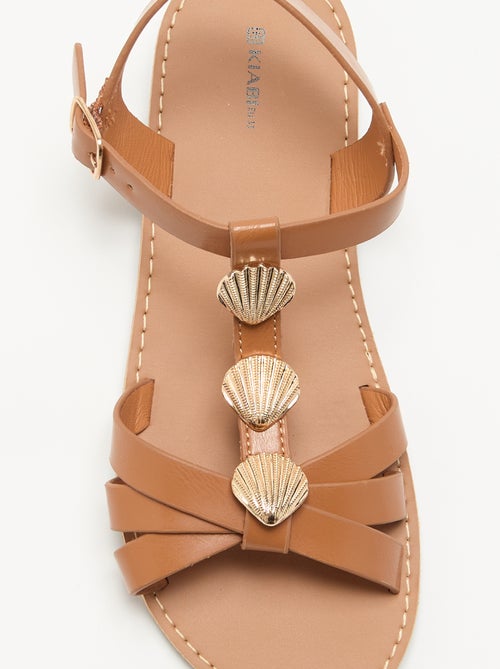 Flache Sandalen mit fantasievollen Muschel-Schmuckelementen - Kiabi Flache Sandalen mit fantasievollen Muschel-Schmuckelementen - Kiabi