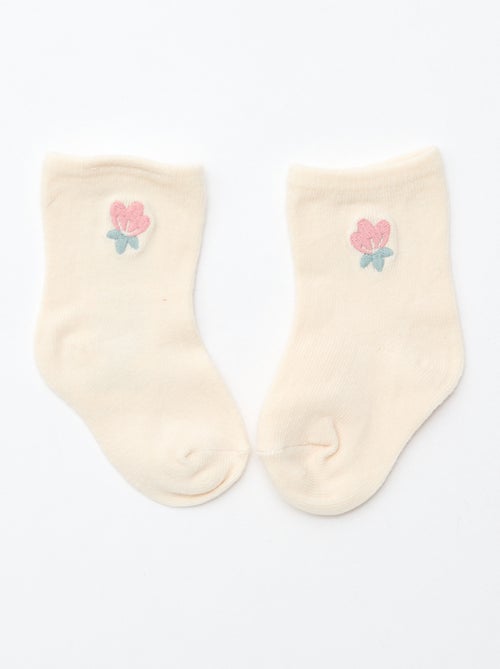 Geschenkset Wickeloberteil + Hose + Socken + Mütze + Lätzchen - Kiabi