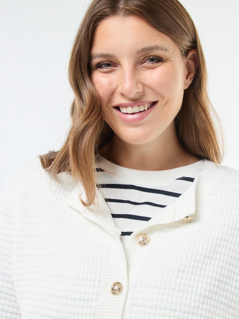 Gilet en maille gaufrée avec boutons dorés Beige - Kiabi