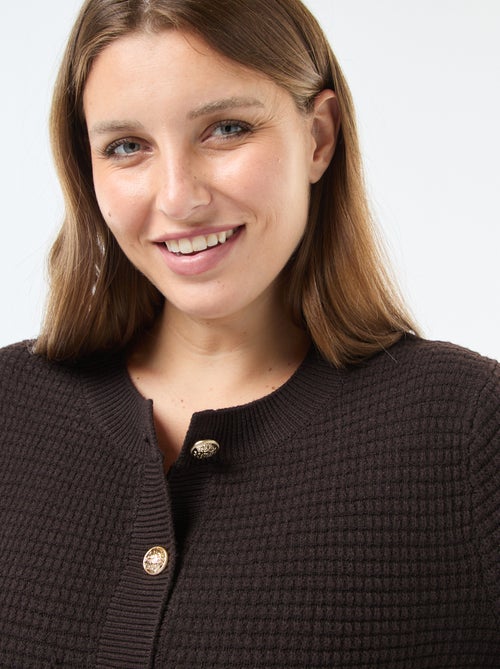 Gilet en maille gaufrée avec boutons dorés - Kiabi