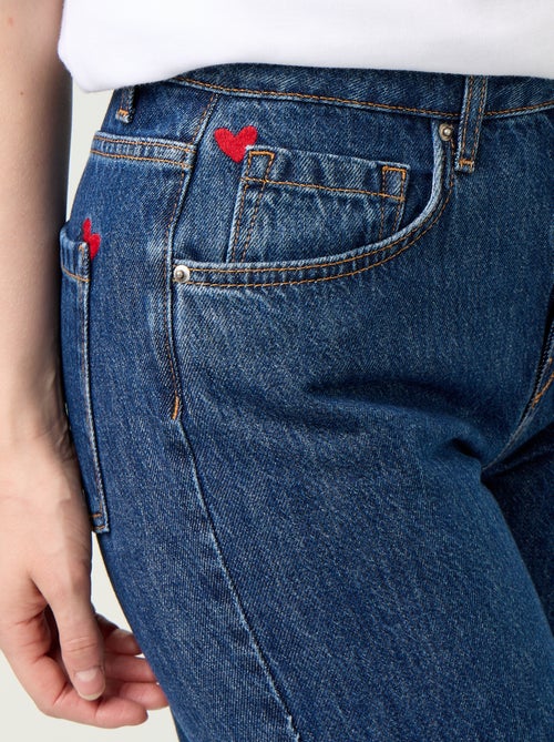 Jeans a vita alta taglio flare con ricami a 'cuori' - Kiabi Jeans a vita alta taglio flare con ricami a 'cuori' - Kiabi