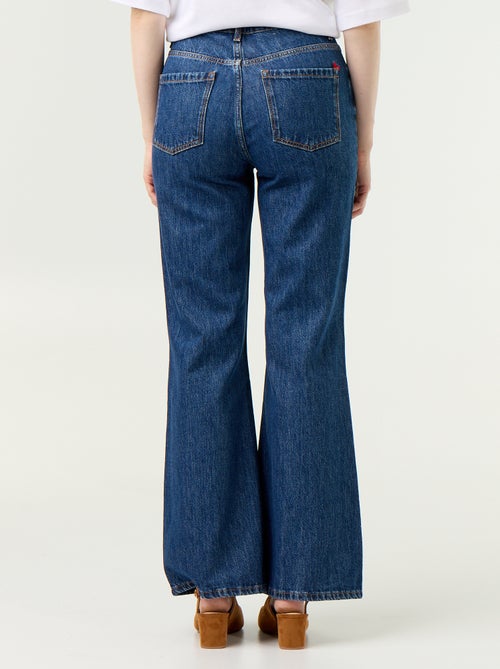 Jeans a vita alta taglio flare con ricami a 'cuori' - Kiabi Jeans a vita alta taglio flare con ricami a 'cuori' - Kiabi