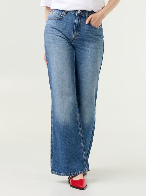 Jeans a vita alta taglio flare con ricami a 'cuori' - Kiabi Jeans a vita alta taglio flare con ricami a 'cuori' - Kiabi