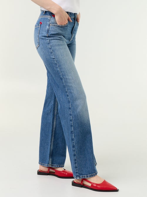 Jeans a vita alta taglio flare con ricami a 'cuori' - Kiabi Jeans a vita alta taglio flare con ricami a 'cuori' - Kiabi