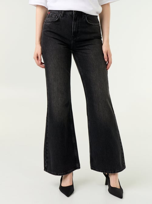 Jeans a vita alta taglio flare con ricami a 'cuori' - Kiabi Jeans a vita alta taglio flare con ricami a 'cuori' - Kiabi