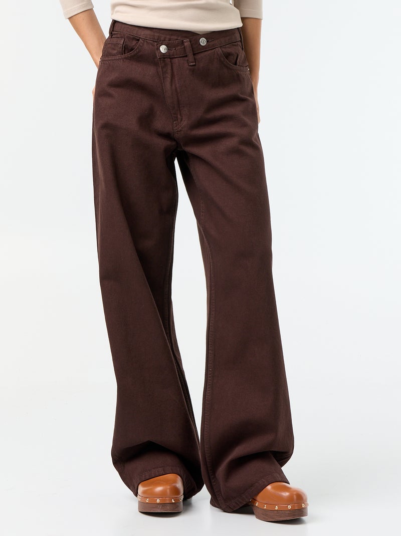 Jeans barrel con abbottonatura asimmetrica Marrone - Kiabi
